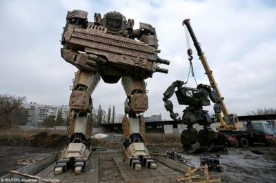 В Донецке рабочие сделали огромных роботов трансформеров