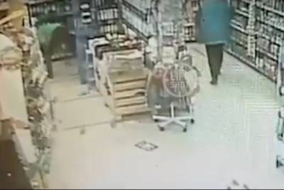 Мужчина в форме курьера избил охранника магазина из-за колбасы