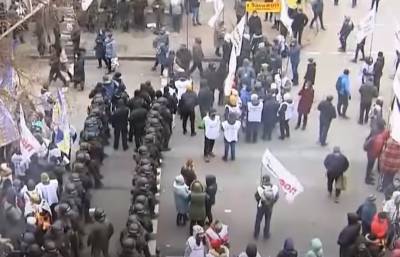 Киев колотит: у Верховной Рады собираются люди, подтягиваются силовики