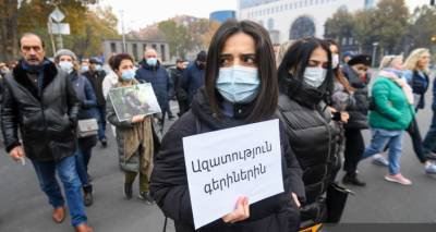 В Ереване представители интеллигенции организовали шествие к посольству Франции