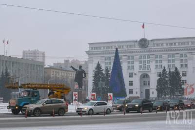 В Кемерове завершается монтаж главной новогодней ели Кузбасса