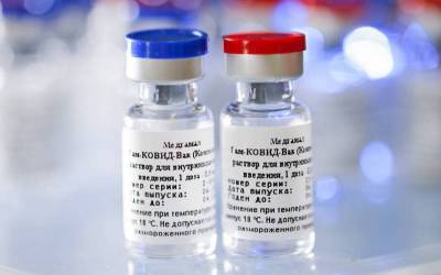 СМИ: Россия хочет смешать свою вакцину от коронавируса с самым неудачным западным аналогом