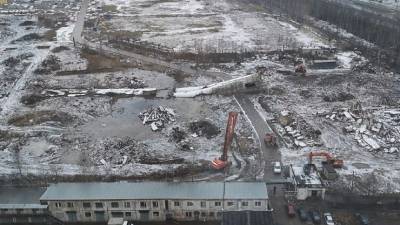 Прокуратура выясняет, почему упала труба в Невском районе Петербурга