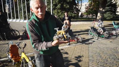 Велосипед размером с ладонь соорудил мастер из Краснодара.