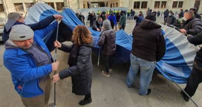 "Нет ограничениям!" – протестующие в Тбилиси хотели установить палатку у парламента