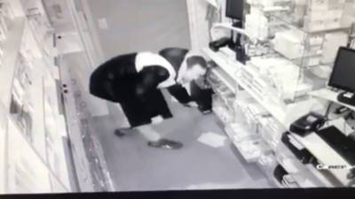 Ограбление аптеки в Санкт-Петербурге попало на видеокамеры.