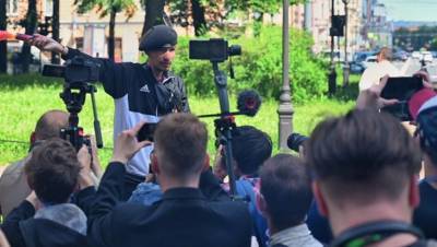Петербургского активиста облили зелёнкой за перформанс на Лубянке