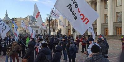 Возле Рады протестуют предприниматели. Они выступают против карантина выходного дня и фискализации бизнеса — фото