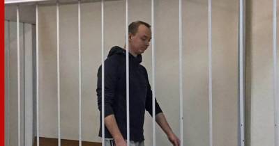 Обвиняемому в госизмене Сафронову продлили арест до 7 марта