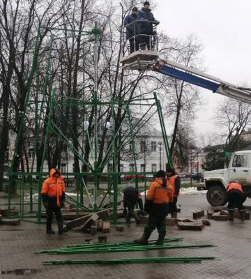 В Тверской области начали устанавливать новогодние елки