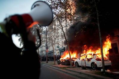 "Зажигательные" протесты прокатились по Парижу