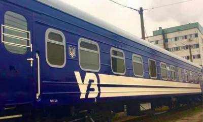 Укрзализныця перекрашивает пассажирские вагоны в темный цвет