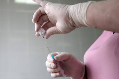 Эксперт оценил возможность чипирования населения через вакцину «Спутник V»