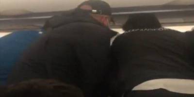Пассажиры в самолете устроили драку с турецкими футболистами — видео