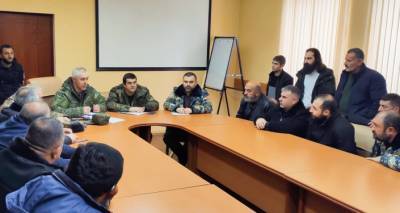 Араик Арутюнян и Рустам Мурадов встретились с родными пленных и без вести пропавших
