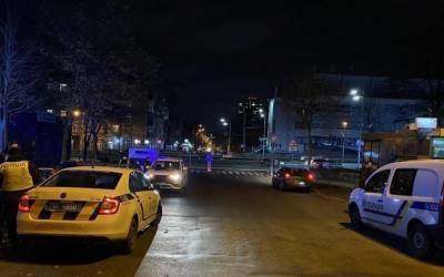 В Киеве неадекват с оружием напал на водителя: "Сделал замечание из-за нарушения ПДД"
