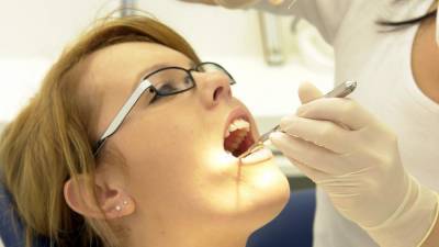 Стоматолог назвал возможные причины выпадения зубов после коронавируса