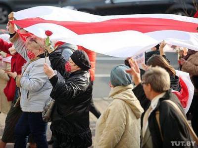 «Марш мудрости» против Лукашенко: сотрудники МВД окружили огромную колонну пенсионеров (видео)