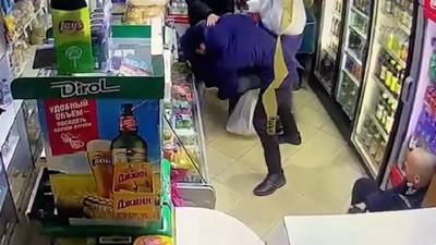 Покупатели скрутили вооруженного рецидивиста, напавшего на продавщицу. Видео