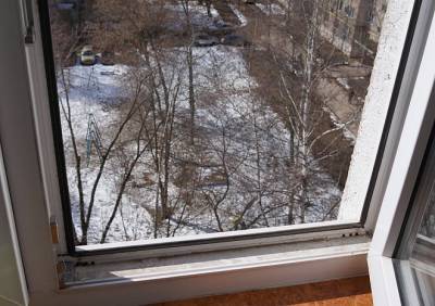 Из окна рязанской многоэтажки выпала 16-летняя девушка