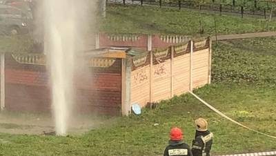 В Кировском районе из-за прорыва образовался трёхметровый фонтан горячей воды