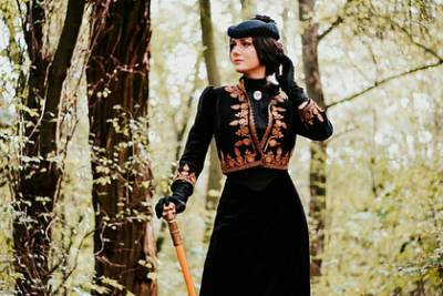Украинка ходила по улице в одежде прошлых веков и прославилась