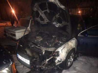 На львовской парковке полностью сгорела машина: фото