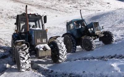 Царь горы: тракторы МТЗ и Беларус в битве на снегу