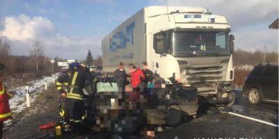 На Закарпатье легковушка попала под колеса грузовика: четыре человека погибли