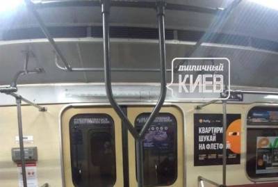 В киевском метро пошли на эксперимент - ставят вертикальные поручни посреди вагона