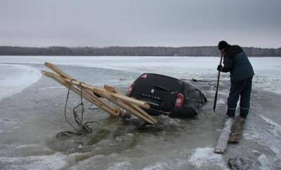 В Тюменской области едва не утонули люди, автомобиль которых провалился под лед
