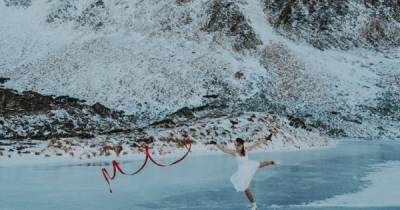 Дівчина на ковзанах танцює на льоду найвищого озера України. Фото дня