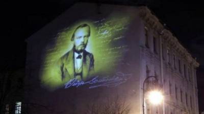 Петербурженка показала, как выглядит проекционное граффити на доме Достоевского