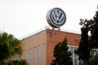 Volkswagen обсудит будущее генерального директора во вторник - источники