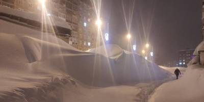 В Норильске образовались двухметровые сугробы после снежного шторма
