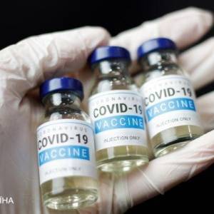 В американской компании Moderna заявили об эффективности вакцины от COVID на 100% при тяжелых случаях