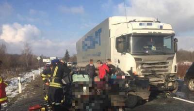 На Закарпатье легковушка влетела в грузовик: погибли не менее 4 человек – фото, видео