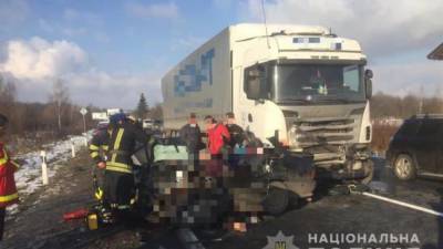 На Закарпатье при столкновении легковушки и грузовика погибли 4 человека, один ребенок выжил