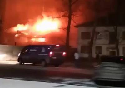 Опубликовано видео крупного пожара в поселке Шлаковый