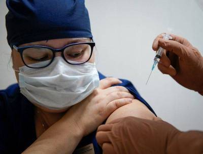 Российская больница начала вакцинацию от коронавируса