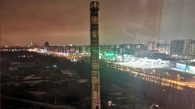 Жильцы многоэтажки чудом не пострадали от падения трубы котельной в Петербурге