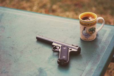В Ленобласти посетители кофейни обстреляли бариста за просьбу подождать заказ на улице