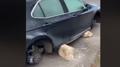 В Киеве владелец Toyota нашел ее без колес: воры подложили вместо них камни
