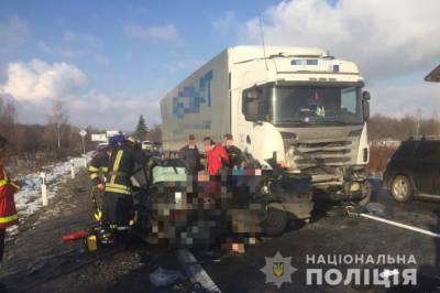 На Закарпатье легковушка выехала на встречку и столкнулась с грузовиком, погибли 5 человек