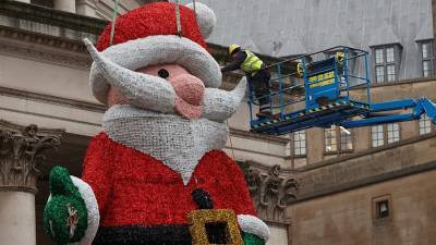 Санта-Клаусу в Британии разрешили не надевать маску
