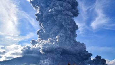В Индонезии извергается вулкан Левотоло
