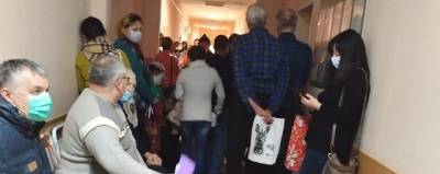 Чтобы закрыть больничный, новгородцы часами стоят в очередях