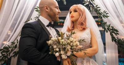 Бодибилдер с третьей попытки женился на секс-кукле