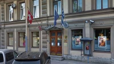 Иномарка сбила на школьницу на переходе у консульства Швейцарии в Петербурге