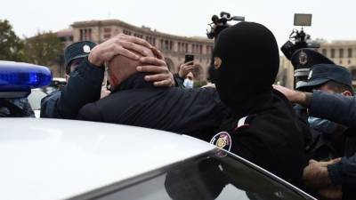 В Ереване полиция начала задерживать протестующих